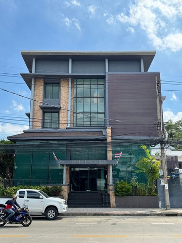 ขายอาคารสำนักงาน 3.5 ชั้น พร้อมลิฟต์ | เลียบทางด่วน - รามอินทราอาคารสำนักงานขนาดใหญ่ ติดถนนหลักในซอย ทำเลเดินทางสะดวก ใกล้ทางด่วน พร้อมพื้นที่โชว์รูม เหมาะสำหรับสำนักงานใหญ่และธุรกิจหลากหลายประเภทราคาขาย 25.9 ล้านบาทรายละเอียดอาคาร• ที่ดิน 101.03 ตร.ว.• พื้นที่ใช้สอยประมาณ 850 ตร.ม.• อาคาร 3.5 ชั้น พร้อมลิฟต์โดยสาร• 5 ห้องน้ำ | 1 ห้องครัว• 2 ห้องเก็บของ• พื้นที่หน้าร้าน / โ