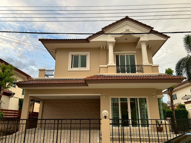 ขาย/ให้เช่าบ้านเดี่ยว The Grand วงแหวน–ประชาอุทิศ | บรรยากาศเงียบสงบบ้านเดี่ยวพร้อมพื้นที่รอบบ้าน เหมาะสำหรับครอบครัว บรรยากาศภายในโครงการเป็นส่วนตัว มีส่วนกลางครบ เดินทางสะดวก เชื่อมต่อถนนประชาอุทิศและถนนกาญจนาภิเษกราคาขาย 5,000,000 บาทค่าเช่า 22,000 บาท/เดือนรายละเอียดบ้าน• ที่ดิน 52.5 ตร.ว.• พื้นที่ใช้สอย 144 ตร.ม.• 3 ห้องนอน | 3 ห้องน้ำ• มีพื้นที่รอบบ้าน• มีพื้นที่จอดรถสิ
