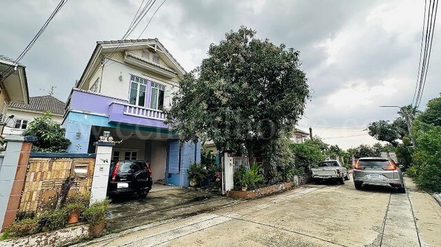 รหัสทรัพย์ : N1414บ้านเดี่ยว ดิ โอเรียนตัล เฮ้าส์ บางบัวทอง นนทบุรี ทำเลดี ถูกมากที่ตั้ง :&nbsp;ถนนบางกรวย-ไทรน้อย&nbsp;ตำบลบางบัวทอง&nbsp;อำเภอบางบัวทอง&nbsp;จังหวัดนนทบุรี 11110รายละเอียดทรัพย์&nbsp;- บ้านเดี่ยว 2 ชั้น&nbsp;เนื้อที่ 57 ตารางวา พื้นที่ใช้สอย 180 ตารางเมตร- 4 ห้องนอน, 4 ห้องน้ำ, 1 ห้องรับแขก, 1 ห้องครัว, 2 ที่จอดรถ- หน้าบ้านหันทางทิศตะวันออกเฉียงเหนือสิ่งอำนวยความสะดวก&nbsp;- ระบบรัก�