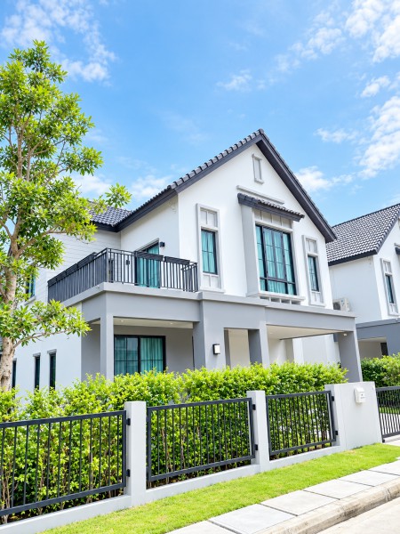กรุงเทพกรีฑา โรงพยาบาลสัตว์กรุงเทพกรีฑา 24ชั่วโมง หน้าหมู่บ้าน 3 น้ำ ในโครงการแสนสิริ ย่านรามคำแหง สไตล์ Modern Farmhouse 2 ชั้น ใกล้บิ๊กซี มาร์เก็ต เคหะร่มเกล้า 600 ม.ที่ดิน 56 ตร.ว.พื้นที่ใช้สอย 188 ตร.ม. พร้อมเฟอร์ฯ และเครื่องใช้ไฟฟ้า เหมาะสำหรับพักอาศัย เดินทางสะดวก เชื่อมต่อรามคำแหง ร่มเกล้า และกรุงเทพกรีฑาตัดใหม่ ใกล้ทางด่วนบูรพาวิถี แหล่งช้อปปิ้ง รร.นานาชาติ รพ.MRT และสน