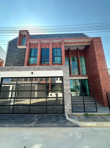 THE BRITT | บ้านพูลวิลล่าหรู 5 ห้องนอน ให้เช่า 90,000 บาท/เดือน | สวนกว้าง | ใกล้โรงเรียนนานาชาติชั้นนำรายละเอียดบ้าน- ที่ดิน 450 ตร.ม. (112.5 ตร.วา)- พื้นที่อาคารเกือบ 300 ตร.ม.- 5 ห้องนอน | 5 ห้องน้ำ- สระว่ายน้ำระบบเกลือส่วนตัว ขนาด 4 × 8 เมตร ลึก 1.5 เมตร- สนามหญ้าและสวนกว้างกว่า 100 ตร.ม.- เรือนแม่บ้านแยกเป็นสัดส่วน 1 ห้องนอน 1 พื้นที่นั่งเล่น 1 ห้องน้ำ- เฟอร์นิเจอร์และเครื่องใช้ไฟฟ้าคุณภาพดี พร้อ�