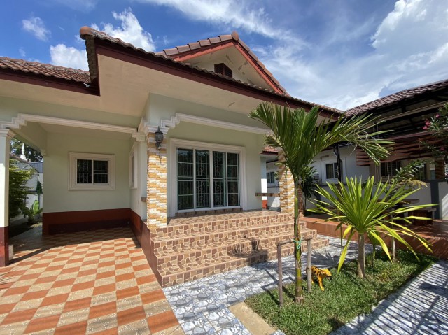 บ้านเดี่ยวให้เช่า 15,000 บาท/เดือน | #เชียงใหม่89 พลาซ่า บ้านชั้นเดียว พร้อมสนามหญ้า ทำเลสะดวก ใกล้โรงเรียนนานาชาติทำเลใกล้ 89 พลาซ่า เชียงใหม่ เดินทางสะดวก ใกล้แหล่งช้อปปิ้ง ร้านอาหาร และโรงเรียนรายละเอียดบ้าน- 2 ห้องนอน- 2 ห้องน้ำ- ห้องครัว- ห้องนั่งเล่น- ที่จอดรถ- สนามหญ้าและพื้นที่พักผ่อน- พื้นที่ใช้สอย 100 ตร.ม.- ที่ดิน 240 ตร.ม.- ตกแต่งพร้อมใช้งานสถานที่ใกล้เคียง- โรงเร