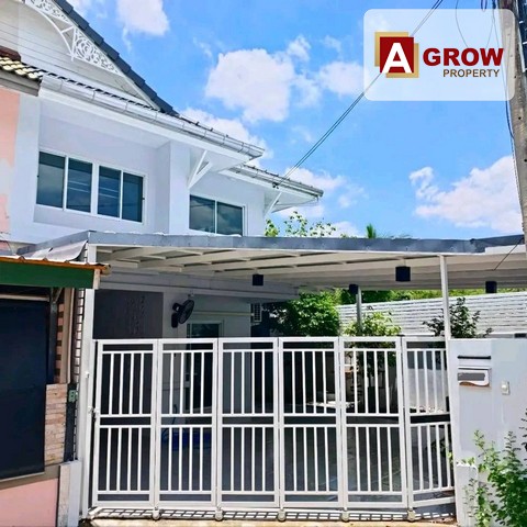 หมู่บ้านพฤกษา18 บ้านแฝดหลังมุม ทำเลบางใหญ่ ใกล้มอเตอร์เวย์ M81 เดินทางสะดวกพร้อมอยู่ ตกแต่งพร้อมอยู่ที่ตั้ง : หมู่บ้านพฤกษา18 ซอยแก้วอินทร์ ตำบลบางแม่นาง อำเภอบางใหญ่ จังหวัดนนทบุรี รหัสไปรษณีย์ 11140ราคาขาย : 3,290,000บาท รายละเอียดทรัพย์ : - บ้านแฝดหลังมุม (บ้านหันหน้าทิศเหนือ)- เนื้อที่ 45 ตรว.  - 4 ห้องนอน - 3 ห้องน้ำ - ห้องนอนชั้นล่าง+มีห้องน้ำในตัว - 1 ห้องครัว - 1 ห้องซักล้าง- จ