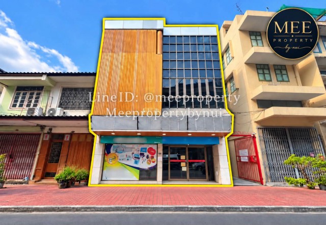 #ขายต่ำกว่าประเมิน  2 คูหา 3 ชั้น ใจกลางย่านเยาวราช–คลองถม “252 ตร.ม. | Home Office + Showroom + Residence” ใจกลางย่านธุรกิจคนจีน — ถนนมังกร ใกล้เยาวราช–คลองถมที่ดิน 21.1 ตร.ว.พื้นที่ใช้สอยประมาณ 252 ตร.ม.รายละเอียดทรัพย์2ห้อง นอน3 ห้องน้ำอาคารพาณิชย์ 3 ชั้น 2 คูหาชั้นล่างจัดเป็น Office + Showroom มีห้องประชุม และห้องน้ำ 2 ห้อง เหมาะสำหรับใช้รับลูกค้า ทำสำนักงาน หรือจัดแสดงสินค้าได้ทันทีชั้น 2 เป็นพื้นที�