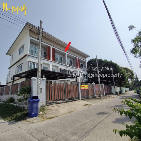 ให้เช่า! ทาวน์โฮมใหม่ 3 ชั้น ย่านแบริ่ง 52บ้านใหม่ ดีไซน์ทันสมัย พื้นที่ใช้สอยครบครัน เหมาะสำหรับครอบครัว คนทำงาน หรือผู้ที่กำลังมองหาบ้านเช่าที่ให้ทั้งความเป็นส่วนตัวและความสะดวกสบายรายละเอียดบ้านทาวน์โฮมใหม่ 3 ชั้น3 ห้องนอน3 ห้องน้ำมีที่จอดรถบ้านที่พร้อมให้คุณเปลี่ยนคำว่า “เช่า” ให้เป็น “ความสุขในทุกวัน”พื้นที่ที่เหมาะกับการพักผ่อน ใช้ชีวิต และสร�