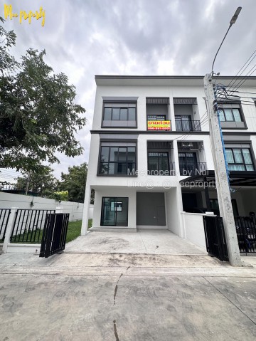 ขาย / เช่า ทาวน์โฮม 3 ชั้น หลังมุม ทำเลสุขุมวิท 113 หมู่บ้านลุมพินี ทาวน์เพลส สุขุมวิท–ศรีนครินทร์ทาวน์โฮม 3 ชั้น หลังมุม* 4 ห้องนอน* 3 ห้องน้ำ* 1 ห้องรับแขก* จอดรถ 2 คันแปลงมุม โปร่ง โล่ง รับลมดี เป็นส่วนตัวกว่าหลังกลาง บ้านสภาพเดิมจากโครงการ ไม่เคยต่อเติม เหมาะสำหรับตกแต่งในสไตล์ที่คุณต้องการจุดเด่นพื้นที่ 29 ตร.ว.พื้นที่ใช้สอย 161 ตร.ม.ของแถมแอร์ 2 เครื่องเครื่องทำน้ำ�