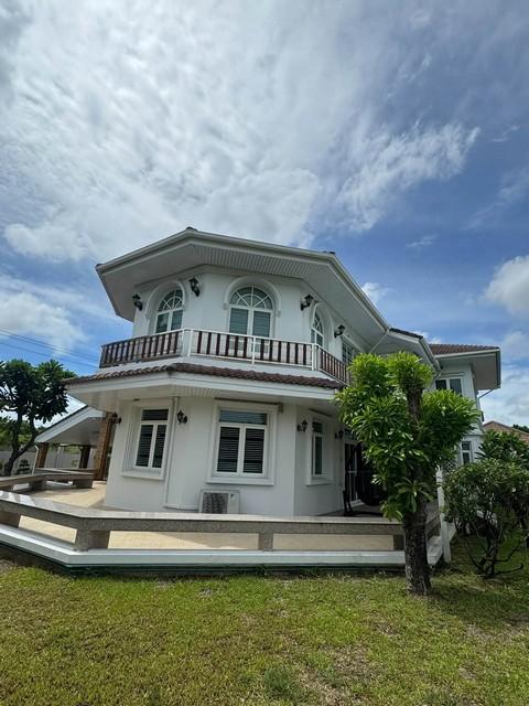ให้เช่าบ้านเดี่ยว 2 ชั้น สไตร์พูลวิลล่าหรู ซอยสุขุมวิท 107 (แบริ่ง) ใกล้โรงเรียน Bangkok Patanaราคาเช่า 150,000 บาท / เดือนที่ตั้ง ถนนสุขุมวิท ซอยสุขุมวิท 107 (แบริ่ง) แขวงบางนา เขตบางนา กรุงเทพมหานครติดต่อ : คุณภัสพงณ์ 0634098164Line : deedaa24https://www.facebook.com/profile.php?id=61581484955548พื้นที่ใช้สอย 650 ตารางเมตร จำนวน 2 ชั้น 4 ห้องนอน 5 ห้องน้ำ ห้องทำงานส่วนตัว ห้องแม่บ้านแยกส่วน พร้อมห้องน้ำในตัวจุดเด่นบ้านเดี่ยวพูลวิ�