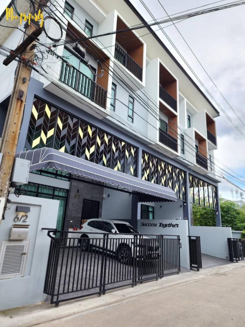 ขาย / เช่า  โฮมออฟฟิศ 3.5 ชั้น แปลงมุม  สไตล์ Modern Luxuryชื่อโครงการ: ไดมอนด์ วิลล์ โชคชัย 4 / Diamond Ville Chokchai 4 เพียง 100 เมตร ถึงซอยโชคชัย 4 ใกล้ถนนเลียบทางด่วน-รามอินทรา และ ถนนลาดพร้าว เส้นทางหลักที่เชื่อมต่อทุกเส้นทางธุรกิจ  - เป็นโครงการจาก บริษัท ท็อป ควอลิตี้ พร็อพเพอร์ตี้ จำกัด ตั้งอยู่ภายในซอยลาดพร้าว-วังหิน 4 เขตลาดพร้าว กทม. **Flexible Living  พื้นที่ใช้สอยพร้อมปรับเปลี่ยน เพื่อรองรั�
