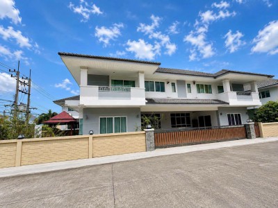 บ้านเดี่ยว Pool Villa ให้เช่า | พานทอง ชลบุรี????ทำเลศักยภาพ ใกล้นิคมอมตะนคร เฟส 6–10 เดินทางสะดวก เหมาะทั้งอยู่อาศัยและทำธุรกิจ???? บ้านเดี่ยว 2 ชั้น พร้อมสระว่ายน้ำส่วนตัวพื้นที่ดิน 126 ตารางวาพื้นที่ใช้สอย 648 ตารางเมตร???? ค่าเช่าเพียง 65,000 บาท/เดือน???? เงื่อนไขการเช่า• มัดจำ 2 เดือน 130,000 บาท• ค่าเช่าล่วงหน้า 1 เดือน 65,000 บาท• รวมแรกเข้า 195,000 บาท• สัญญาขั้นต่ำ 1 ปี???? สามารถจดทะเบียนบริษ�