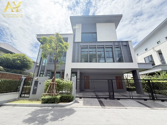 Beyond Luxury Level นิยามใหม่แห่ง Modern Luxury ที่เหนือระดับ คฤหาสน์ 3 ชั้น แปลงมุม 608 ตร.ม. สุดPrivacy ฟังก์ชันตอบโจทย์ครบทุกเจน บนทำเลศักยภาพ ในราคาโดนใจเพียง 29.9 ล้านบาทโครงการ : แกรนด์ บางกอก บูเลอวาร์ด อีสต์ พระราม 9 / Grand Bangkok Boulevard East Rama 9ที่ตั้งโครงการ : ถนนกาญจนาภิเษก แขวงทับช้าง สะพานสูง กรุงเทพมหานคร 10250โลเคชั่น : https://maps.app.goo.gl/yXNFsQF5rVBNDgUXAรายละเอียดบ้าน (Property Details)- คฤหาสน์หรู 3 ชั้น แปลงมุม-  สไตล์ Modern Luxury แบบบ�