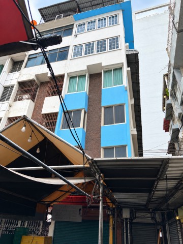 ขายอาคารพาณิชย์ 7 ชั้น  392 ตารางเมตร  10 ห้องประชุม ใกล้สีลมคอมเพล็กซ์-เนื้อที่ 14 ตรว. -หน้ากว้าง 4 เมตร - 7 ห้องน้ำ 10 ห้องประชุม  สถานที่สำคัญใกล้เคียง- สีลมคอมเพล็กซ์- ตลาดกลางคืนพัฒน์พงษ์สถานศึกษา- โรงเรียนกรุงเทพคริสเตียน- โรงเรียนมัธยมปัญญารัตน์โรงพยาบาล- โรงพยาบาลกรุงเทพคริสเตียน- โรงพยาบาลเซนต์หลุยส์การเดินทาง- BTS รถไฟฟ้าสายสีลม สถานีศาลาแดง- MRT สายสีน้ำเงิน สี�