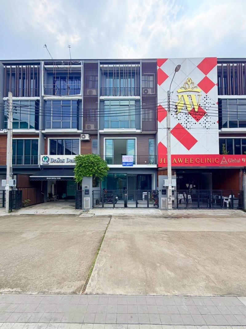 The Parti อารียา เกษตร-นวมินทร์ ลาดปลาเค้าเป็นโฮมออฟฟิศ 4 ชั้น  อยู่ติดถนนลาดปลาเค้า   ตัวตึก อยู่ติด ป้อมยาม หน้าโครงการ  ทำเลดี เหมาะทำออฟฟิศ,สำนักงาน และอยู่อาศัย  พื้นที่ 22.7 ตร.ว. 2 ห้องนอน 4 ห้องน้ำ 3 ห้องโถง พื้นที่ใช้สอย 258 ตร.ม. บ้านเลขที่ 616/11  สภาพอาคารสวย พร้อมเข้าอยู่ได้เลย  พิกัดตำแหน่ง- เดอะ พาร์ที  อารียา เกษตร-นวมินทร์  - ถนน ลาดปลาเค้า - แขวง จระเข้บัว- เขต ลาดพร้าว - ก