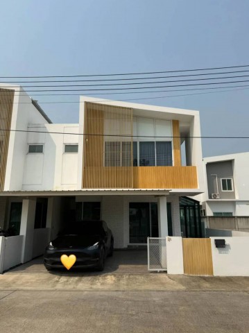 ลดโหดกว่า 1.6 ล้านบาท! บ้านสวยแต่งครบ พร้อมอยู่ เพียง 3.29 ล้าน#MALADA GRAND COULEE | TYPE D บ้านสไตล์โมเดิร์น ฟังก์ชันครบ พร้อม Glass House ส่วนตัว!รายละเอียดบ้าน- ที่ดิน 38.40 ตร.ว.- 3 ห้องนอน- 3 ห้องน้ำ- 1 ห้องกระจก Glass House เพิ่มพื้นที่ใช้สอย- บ้านตกแต่งครบ พร้อมเข้าอยู่จัดเต็มงานตกแต่งระดับพรีเมียมแอร์ฝังฝ้า 4 เครื่อง เย็นทั่วบ้านเฟอร์นิเจอร์ Built-in Full Set จาก SB FurnitureWalk-in Closet เพิ่มพื้นที่จัดเก็บอย่างลงตัวครั