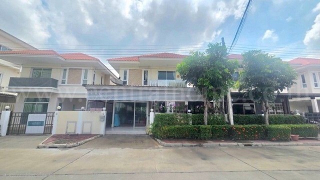 รหัสทรัพย์ : 7436บ้านแฝด 2 ชั้น นนท์ณิชา บางใหญ่ 2 เวสต์เกต นนทบุรีที่ตั้ง : ซอยแก้วอินทร์ ถนนกาญจนาภิเษก ตำบลบางแม่นาง อำเภอบางใหญ่ จังหวัดนนทบุรี 11140รายละเอียดทรัพย์- บ้านแฝด 2 ชั้น เนื้อที่ 39.6 ตารางวา พื้นที่ใช้สอย 195 ตารางเมตร- 2&nbsp;ห้องนอน 2 ห้องน้ำ 2&nbsp;ห้องครัว พื้นยกสูง ถนนเมนหน้าโครงการ-&nbsp;ตกแต่งและต่อเติมพร้อมอยู่ ขายขาดทุน!- ชั้น 1 ต่อเติมตกแต่งไป ล้านกว่าบาท ราคาบ