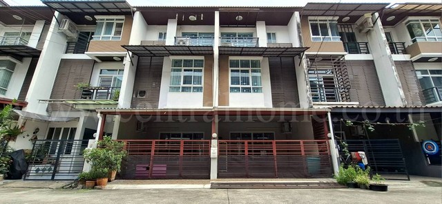 รหัสทรัพย์ &nbsp;N0272ทาวน์โฮม 3.5 ชั้น&nbsp;เดอะ รูฟ แจ้งวัฒนะ ราคาถูกที่สุดในโครงการที่ตั้ง&nbsp;: ซอยแจ้งวัฒนะ-ปากเกร็ด 24 ซอยหมู่บ้านสี่ไชยทอง 27/1 ตำบลบางตลาด อำเภอปากเกร็ด จังหวัดนนทบุรี 11120รายละเอียดทรัพย์ :- ทาวน์โฮม 3.5&nbsp;ชั้น ขนาดเนื้อที่ 17.5&nbsp;ตารางวา พื้นที่ใช้สอย 200&nbsp;ตารางเมตร- 3&nbsp;ห้องนอน,&nbsp;3&nbsp;ห้องน้ำ, 1 ห้องครัว, 1&nbsp;ห้องรับแขก,&nbsp;จอดรถได้ 2&nbsp;คัน, หน้าบ้านกว้าง 5&nbsp;เมตร (ต่อหลัง)- �