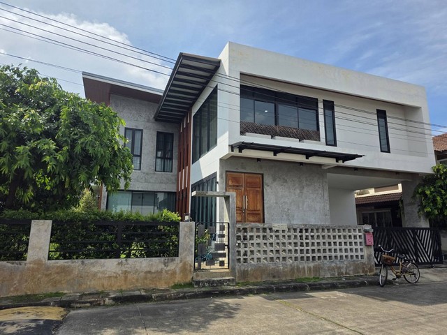 บ้านให้เช่า 28,000 บาท/เดือน #สันผีเสื้อ บ้านกว้างขวาง ใกล้ #NIS International School เหมาะสำหรับครอบครัวและผู้ที่มองหาบ้านเช่าระยะยาว!รายละเอียดบ้าน- ที่ดิน 86.7 ตารางวา- พื้นที่ใช้สอยรวมที่จอดรถ 240 ตร.ม.- 3 ห้องนอน- 4 ห้องน้ำ- 1 ห้องแต่งตัว- 1 ห้องพระ / ห้องอเนกประสงค์- 2 ห้องครัว แยกครัวในบ้านและครัวนอกบ้าน- 2 ห้องเก็บของ- 1 ห้องซักผ้า- มีพื้นที่จอดรถสถานที่ใกล้เคียง- NIS International School — อยู่ด้านหลั�
