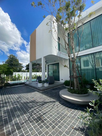 ราคาเริ่มต้นเพียง 7.9 ล้าน #สันผักหวาน #หางดง | Luxury Pool Villa เฟสใหม่เหลือเพียง 3 แปลงบ้านหรูสไตล์โมเดิร์น พร้อมสระว่ายน้ำส่วนตัว เฟอร์นิเจอร์ครบ พร้อมเข้าอยู่ทำเลดี ใกล้โรงเรียนนานาชาติ สนามบิน และแหล่งไลฟ์สไตล์ เดินทางเข้าเมืองสะดวกรายละเอียดบ้านที่ดิน 51.5–58.7 ตร.วาพื้นที่ใช้สอย 285 ตร.ม.4 ห้องนอน | 5 ห้องน้ำสระว่ายน้ำส่วนตัวเฟอร์นิเจอร์ครบ พร้อมเข้าอยู่ราคาเริ่มต้น 7.9
