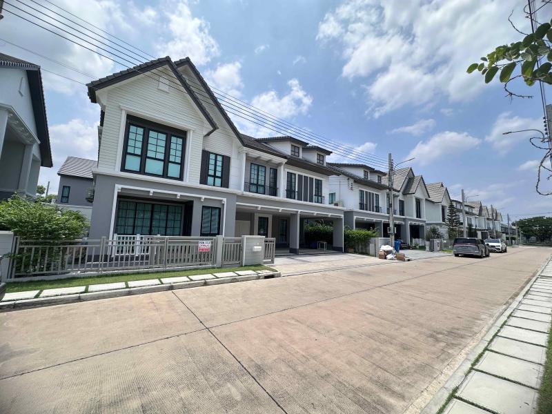 ขายบ้านหรู 2ชั้น โครงการหมู่บ้านบุราสิริ ปัญญาอินทรา เขตคลองสามวา กรุงเทพมหานครที่ตั้ง : แขวงบางชัน เขตคลองสามวา กรุงเทพมหานคร 10510ขนาดพื้นที่ดิน : 107.4 ตร.ว.ขนาดพื้นที่ใช้สอย : 452 ตร.ม.รายละเอียดบ้านอายุประมาณ 1 ปี สภาพสวย ดูแลอย่างดี พร้อมเข้าอยู่หน้าบ้านติดบึงน้ำขนาดใหญ่ บรรยากาศร่มรื่น ใกล้สโมสรติดตั้งเครื่องปรับอากาศครบทั้งหลัง 11 เครื่องมีเครื่องทำน้ำอุ่น