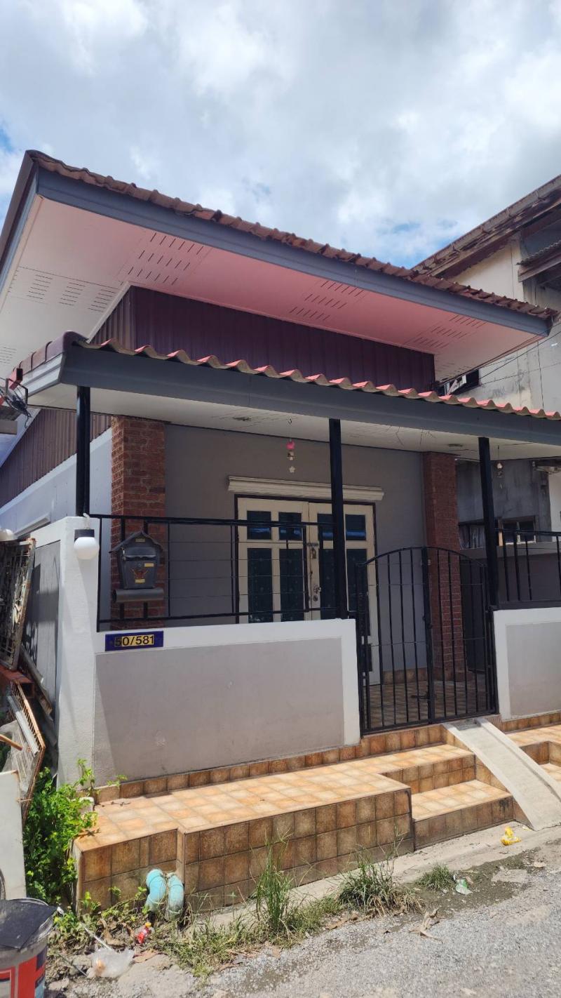 ขายบ้านชั้นเดียว ทำเลดี สไตล์โมเดิร์น เขตสายไหม จังหวัดกรุงเทพฯ ที่ตั้ง : อยู่ในซอยจตุโชติ 20 แขวงออเงิน เขตสายไหม กรุงเทพฯ ขนาดพื้นที่ : 19.5 ตารางวา รายละเอียดบ้านชั้นเดียว สไตล์โมเดิร์น-2 ห้องนอน-1 ห้องน้ำ-มีรั้วกั้นเป็นสัดส่วนบริเวณบ้าน เพิ่มความเป็นส่วนตัว-สภาพบ้านพร้อมเข้าอยู่-ตั้งอยู่เรียบถนนคู่ขนานวงแหวนรอบนอก-เดินทางสะดวก ใกล้ทางขึ้น–ลงทางด่วนจตุโ