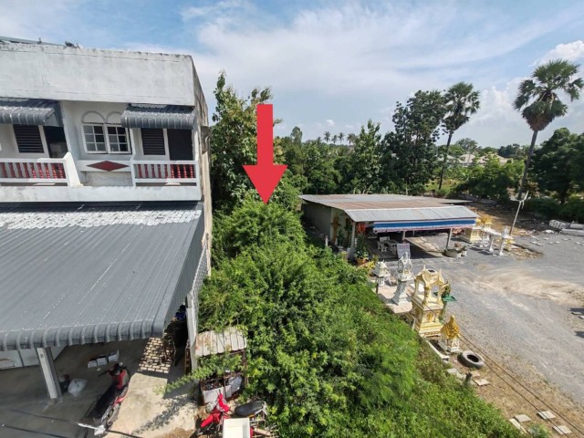 ที่ดินทำเลเด่น ติดถนนมาลัยแมน 80 ตร.วา ตรงข้าม โรงพยาบาลอู่ทอง สุพรรณบุรี เหมาะลงทุนและค้าขาย.TPI-3524.ที่ตั้ง : ถนนมาลัยแมน  ตำบลจรเข้สามพัน   อำเภออู่ทอง จังหวัดสุพรรณบุรี.Google Maps : https://maps.app.goo.gl/Wj3rWQrm6DRhQyTQ9.จุดเด่นของทรัพย์- เนื้อที่ 80 ตารางวา- หน้ากว้างติดถนนประมาณ 6.5 เมตร- รูปแปลงสี่เหลี่ยมผืนผ้า ใช้งานและพัฒนาได้ง่าย- ติดถนนใหญ่ 6 เลน การสัญจรสะดวก- ที่ดินตรงข้ามโรงพยาบาลอู่ท�