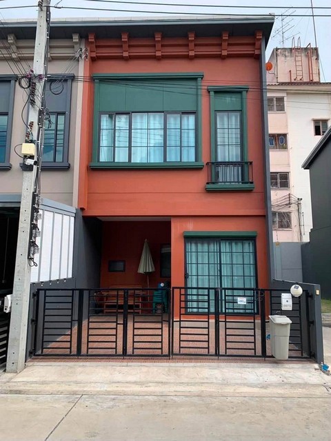 ให้เช่าทาวน์โฮม 2 ชั้น ดีไซน์ใหม่ 3 ห้องนอน สิริ เพลส บางนา-เทพารักษ์ SIRI Place Bangna-Thepharak ใกล้ทางด่วน *** ราคาเช่า 18,000 บาท/เดือน  ติดต่อ: ชยา โทร/ID Line:: 0942823961   Link Line:: https://line.me/ti/p/3xFA1An8Kcรหัส# T26-1381 ทาวน์โฮม 2 ชั้น สิริ เพลส บางนา-เทพารักษ์ SIRI Place Bangna-Thepharak ใกล้ทางด่วน ๐ เนื้อที่ 16 ตารางวา ๐ 3 ห้องนอน 3 ห้องน้ำ๐ 1 ที่จอดรถ๐ เฟอร์ฯ ครบ: แอร์ 3 เครื่อง, ทีวี, ตู้เย็น, เครื่องซักผ้า, เครื่องทำน้ำอุ่น๐ ส่วนกลาง: สระว่ายน�