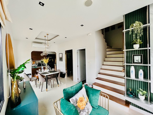 ขาย / ให้เช่า ทาวน์โฮม 2 ชั้น The Thamm Signature อ่อนนุช–มอเตอร์เวย์ | ตกแต่งหรู Built-in ทั้งหลัง เฟอร์ครบ พร้อมเข้าอยู่!ทาวน์โฮมสไตล์โมเดิร์น ตกแต่งสวยงาม มีห้องทำงานและมุม Cafe Bar ส่วนตัว ทำเลลาดกระบัง ใกล้สนามบินสุวรรณภูมิและมอเตอร์เวย์ราคาขาย 4.59 ล้านบาทค่าเช่า 35,000 บาท/เดือนสัญญาขั้นต่ำ 1 ปี | ประกัน 2 เดือน + ล่วงหน้า 1 เดือนรายละเอียดบ้าน• ทาวน์โฮม 2 ชั้น• ที่ดิน 29 ตร.ว.• พื้นที่ใช้ส