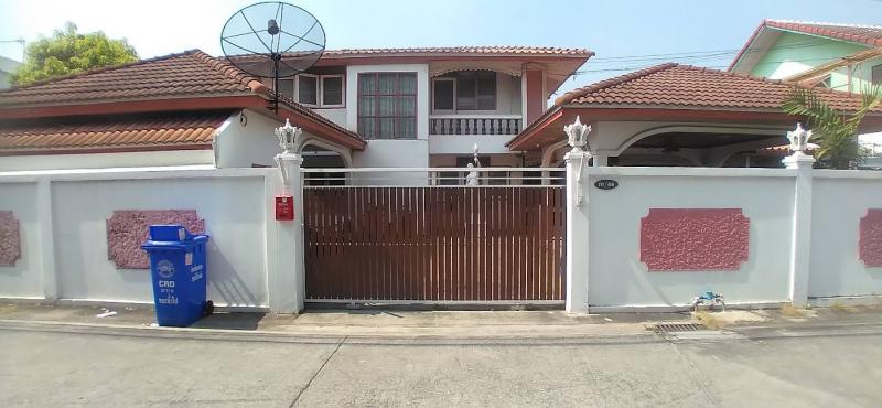 ขายบ้านเดี่ยว 2 ชั้น ทำเลดี ใกล้รถไฟฟ้า ทางด่วน และอิมแพ็ค เมืองทองธานีที่ตั้ง : ตำบลบ้านใหม่ อำเภอปากเกร็ด จังหวัดนนทบุรี 11120 ขนาดพื้นที่ : 90  ตรว.รายละเอียดบ้านเดี่ยว 2 ชั้น-5 ห้องนอน-4 ห้องน้ำ -1 ห้องแม่บ้าน -ที่จอดรถภายในบ้าน 4 คัน-เหมาะสำหรับครอบครัวขนาดใหญ่-รองรับการอยู่อาศัยได้อย่างสะดวกสบายจุดเด่นทำเล-ปากซอยเป็นสถานีรถไฟฟ้า เดินทางสะดวก-ใกล้ทางขึ้น-ลงทางด