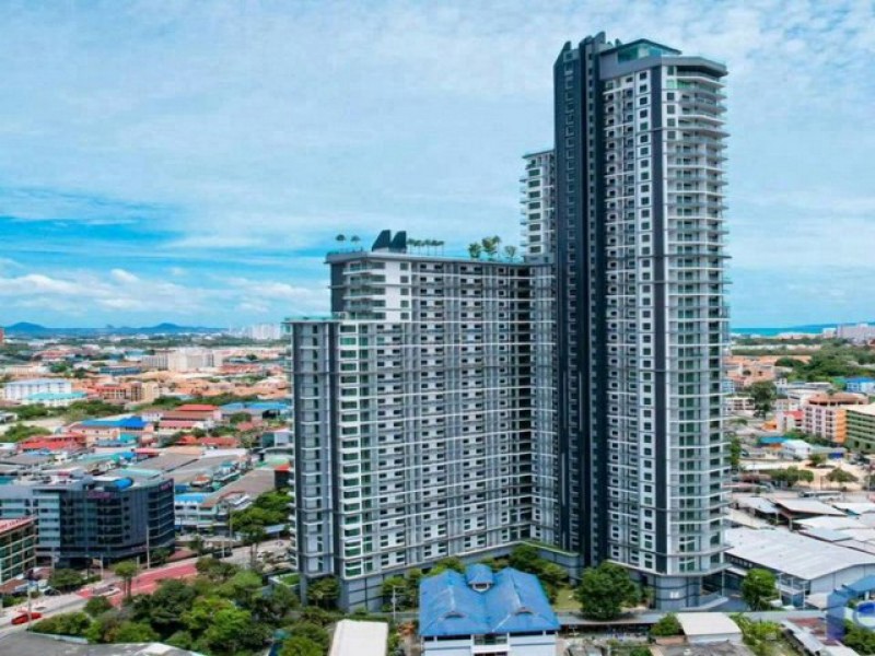 TEL:088-559 5199 คุณเอLine:https://line.me/ti/p/C0eGe0whLXขายคอนโด Arcadia Millennium Tower พัทยาใต้ สาย 3เหมาะสำหรับอยู่อาศัยหรือซื้อเพื่อการลงทุนราคาขาย 3.7 ล้านบาทค่าโอนและค่าภาษี 50/50ชั้น 23ขนาด 24.30 ตร.ม.เฟอร์นิเจอร์ Built-in และเครื่องใช้ไฟฟ้าครบพร้อมเข้าอยู่ที่จอดรถยนต์ 2 คันที่จอดรถจักรยานยนต์ 2 คันค่าส่วนกลาง 45 บาท/ตร.ม.สิ่งอำนวยความสะดวก* สระว่ายน้ำ* ฟิตเนสและซาวน่า* ระบบรักษาความปลอดภัย 24 ชั่วโมง* ร้านอาหารภ�