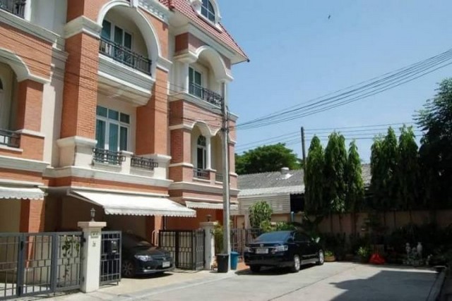 ทาวน์โฮมหลังริมในโครงการคาซ่า ซิตี้ 1 (Casa City 1) ของ Q.House บนถนนสุคนธสวัสดิ์ ให้พื้นที่ใช้ชีวิตและทำงานได้ในหลังเดียว ด้วยรูปแบบบ้าน 3 ชั้นครึ่ง อยู่ซอย 2 ใกล้สวนของหมู่บ้านรายละเอียดบ้าน- ทาวน์โฮม 3 ชั้นครึ่ง หลังริม- ที่ดิน 29.7 ตารางวา- 3 ห้องนอน 4 ห้องน้ำ- จอดรถภายในบ้านได้ 2 คัน- อยู่ซอย 2 ใกล้สวนหมู่บ้าน- เหมาะสำหรับพักอาศัยหรือปรับใช้เป็นสำนักงานจุดเด่น- โครงการติดถ�