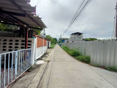 ##ขายที่ดิน 2 ไร่ ใกล้มหาวิทยาลัยรังสิต, สถานีรถไฟฟ้าหลักหก จ.ปทุมธานีโซน : ม.รังสิต, จ.ปทุมธานีที่ตั้ง :  ต.หลักหก อ.เมืองปทุมธานี จ.ปทุมธานี   12000ลักษณะโดยทั่วไป- ที่ดินเปล่า เนื้อที่  2 ไร่  ใกล้มหาวิทยาลัยรังสิต- หน้ากว้างติดถนน 51 เมตร ลึก 56 เมตร  มีถนนกลางแปลงที่ดิน- ที่ดินถมเรียบร้อย ถมสูงกว่าพื้นถนน สามารถพัฒนาต่อยอดได้เลย - บรรยากาศร่มรื่น เงียบสงบ มีความเป็นส่ว�