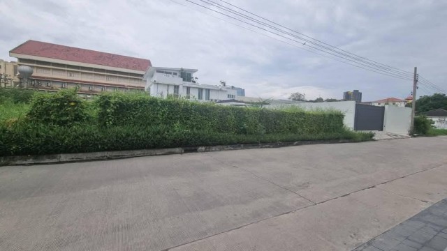 ให้เช่า #ที่ดินเปล่า ซอยราชวินิตบางแก้ว หลังเมกาบางนา #ใกล้โรงเรียนราชวินิตบางแก้ว  #ย่านบางนาราคาเช่า : 190,000 บาท/เดือน#รายละเอียดประเภททรัพย์ : ที่ดินเปล่าตำแหน่ง : แปลงหัวมุม ติดถนนขนาด : 334 ตารางวา#ทำเล ที่ตั้ง / สถานที่ใกล้เคียง- โรงเรียนราชวินิตบางแก้ว  - Mega Bangna- ท็อปกอล์ฟ เมกาซิตี้ WW24403-----------------------------ติดต่อ : สอบถามคุณปุ้ย : 095-164-2956ID Line : nataranapuihttps://line.me/ti/p/TgChSFwVyA-----------------------------#Willingproperty