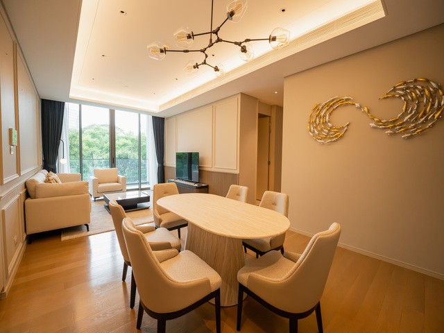 Discover exceptional privacy and garden-view living at Baan Sindhorn, an exclusive low-rise residence in the prestigious Sindhorn Village, Langsuan.• Spacious 126 sq.m. Residence: 2 bedrooms, 2 bathrooms, a generous layout, and serene garden views.• Refined Interiors: 3-meter ceilings, triple-layer insulated glass, a premium European kitchen, and Italian Poliform wardrobes.• Exclusive Living: Only 32 residences, with an indoor saltwater pool, fitness centre, sauna, steam rooms, residents’ lounge, and rooftop garden.• Prime Langsuan Address: Steps from Velaa Sindhorn Village, near Lumpini Park, with convenient access to BTS Ratchadamri, Chit Lom, and Phloen Chit.An exceptional choice for executives, expatriates, and discerning residents seeking space, privacy, and refined urban living.Rental price: 210,000 baht/month Selling price: 31,500,000 baht (Leasehold)Ref.: 387932 Listing Detail: www.rent-bangkok-condo.com/properties/387932Co-agents are welcome. - - -Contact us for more