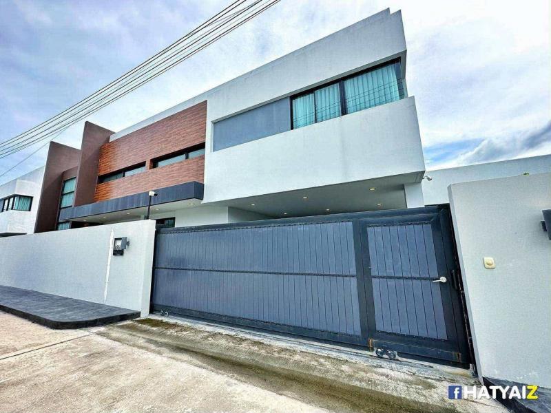 ขายบ้านเดี่ยว2ชั้น หมู่บ้าน The Pool Villa ต.ท่าข้าม อ.หาดใหญ่ที่ตั้ง : ตำบลคอหงส์ อำเภอหาดใหญ่ สงขลา 90110ขนาดพื้นที่ : 92 ตารางวา รายละเอียด-บ้านเดี่ยว 2 ชั้น พร้อมสระว่ายน้ำส่วนตัว-4 ห้องนอน สามารถปรับเปลี่ยนการใช้งานได้ตามต้องการ-4 ห้องน้ำ รองรับการใช้งานของสมาชิกในครอบครัวได้อย่างสะดวกสบาย-มีพื้นที่ขับถ่ายสำหรับผู้ชาย (โถปัสสาวะชาย) บริเวณข้างสระว่ายน้ำด้านหลังห้อ�