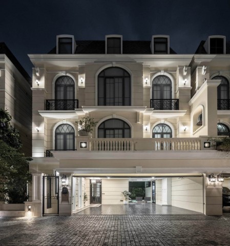 ​Step directly into an era of European magnificence and timeless grandeur with a bespoke luxury residence designed for premier living. ​• ​Grand European Architecture: Exquisite classic facade featuring arch windows, elegant balustrades, private swimming pool area, and a spacious multi-car garage.  • ​Double-Volume Living Hall: Stunning high-ceiling hall complete with a crystal chandelier, marble flooring, feature fireplace, and tall arched windows.  • ​Masterpiece Interiors: Carefully curated neutral tones, high-end materials, custom wall moldings, and seamless indoor-outdoor lighting.  • ​Exclusive Sanctuary: Designed to offer total privacy, security, and expansive living spaces tailored for multi-generational comfort.  ​Ideally tailored for high-net-worth individuals, business leaders, or discerning families seeking an elite address that truly reflects successRental price : 520,000 baht/monthSelling price : 85,800,000 bahtRef.: 387359Listing Detail: www.rent-ba
