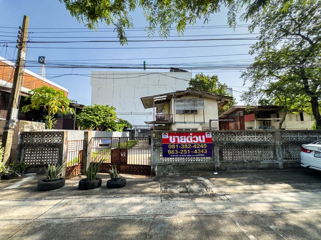 ที่ดินเปล่าใจกลางลาดพร้าว 100 ตร.วา ซอยลาดพร้าว 99 แยก 1 ใกล้รถไฟฟ้า BTS สายสีเหลือง (สถานีลาดพร้าว 101) เพียง ~300 ม. ที่ดินสวยห่างถนนใหญ่เพียง 80 เมตร   ใกล้ถนนใหญ่, เข้าออกทางซอยลาดพร้าว 97 และ 99 ได้สองทาง, เดินทะลุไปทางซอย 97 ถึง รพ ลาดพร้าว และ food land ได้เลย ไม่ต้องออกไปทางถนนใหญ่  พิกัดแปลง:https://maps.app.goo.gl/CNjvvaZFqFX1RhAB7  ใกล้รถไฟฟ้า BTS สายสีเหลือง (สถานีลาดพร้าว 101) เพียง ~300 ม.  ขนาดที่ดิน: ▪️ 100 ตร.วา �