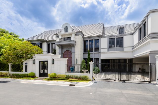 H00601 ขาย บ้านเดี่ยว 2 ชั้น หมู่บ้านนาราสิริ พหล-วัชรพล Narasiri Phahol-Watcharapol ถนนสุขาภิบาล 5 แขวงท่าแร้ง เขตบางเขน กทม.บ้านหรูแต่งเต็มหลังใหญ่ 658 ตร.ม. ตกแต่งไปกว่า 35 ล้านบาท พื้นชั่น1หินอ่อนแท้ทั้งหลัง บนที่ดิน 187 ตร.ว.&nbsp; 5 ห้องนอน 6 ห้องน้ำ ผลรวมเลขที่บ้าน 6 อยู่แล้วรวยบ้านเดี่ยวระดับ Luxury สำหรับครอบครัวที่ต้องการพื้นที่กว้างขวางและความเป็นส่วนตัว โดดเด่นด้วยพื้นที่ใช้สอยถึง 658 �