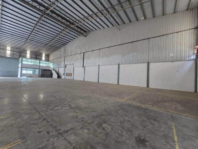 ให้เช่าโรงงาน พื้นที่ 2,500 ตร.ม พร้อมใช้งาน ใกล้แหลมฉบัง - ศรีราชา ชลบุรีผังสีส้ม สามารถขอ รง.4 ได้ รองรับ BOI เริ่มผลิตได้ทันทีโรงงานเป็นสัดส่วน เหมาะสำหรับ โรงงานผลิต / ศูนย์กระจายสินค้า / คลังสินค้าโอกาสสำหรับผู้ประกอบการที่ต้องการโรงงานทำเลศักยภาพ ใกล้ท่าเรือแหลมฉบัง เดินทางสะดวก รองรับการผลิตและโลจิสติกส์ได้ทันทีรายละเอียดพื้นที่ พื้นที่ : 2,500 ตร.ม.(ว่าง) สเ