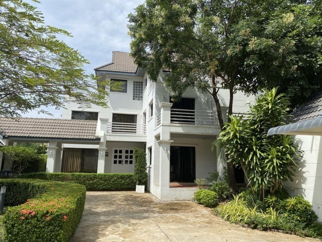 RH02433 บ้านเดี่ยว 3 ชั้น 200 ตารางวา  3 ห้องนอน 3 ห้องน้ำ หมู่บ้านนวธานี เสรีไทย 59 พร้อมเฟอร์นิเจอร์ Built in และ เฟอร์นิเจอร์ลอยตัว หมู่บ้านนวธานี เสรีไทย 59ที่ตั้งหมู่บ้านนวธานี ซอย เสรีไทย 59 แขวงคันนายาว เขตคันนายาว กรุงเทพ 10230บ้าน 3 ชั้น เนื้อที่ 200 ตารางวา  3 ห้องนอน 3 ห้องน้ำห้องทำงาน ห้องรับประทานอาหาร 1ห้องแม่บ้าน ครัวเตรียมอาหาร ครัวใหญ่พร้อมเฟอร์นิเจอร์ Built in และ เฟอร์นิเจ
