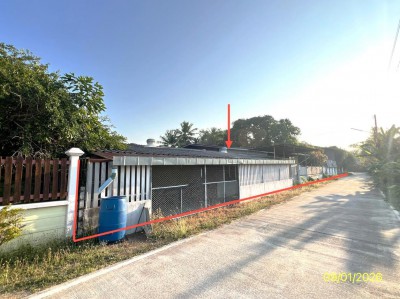 ขาย บ้านเดี่ยว/ทาวน์เฮ้าส์/คอนโด โกดัง ราชบุรี  ซอย บ้านโรงหีบ 2 ถนน เพชรเกษม ตำบล บ้านสิงห์ อำเภอ โพธาราม จังหวัด ราชบุรี  ราคา   2,914,000  บาท  ( ราคาต่อรองได้ )  รายละเอียดทรัพย์ -  เนื้อที่ 1-0-60.00 ไร่  พื้นที่ใช้สอย  108 ตร.ม.  -  บ้านหันไปทางทิศ ใต้  พิกัดทรัพย์ : https://maps.app.goo.gl/nQ1mGwERPrUUHvXQ7  สถานที่ใกล้เคียง   -โรงเรียนชุมชนวัดกำแพงใต้ -วิทยาลัยเทคนิคโพธาราม -โรงพยาบาลโพธาราม  รหัสทรัพย์ (Code ID)  : PKK-26
