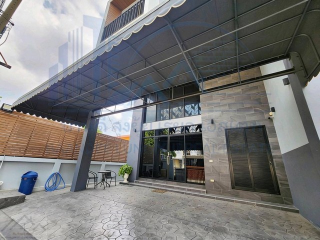 ให้เช่าโฮมออฟฟิศ 3 ชั้นครึ่ง หลังมุม 300 ตรม. 4 ห้องนอน โครงการ Diamond Ville ลาดพร้าว–วังหิน ซอย 4 ใกล้เลียบด่วน*** ราคาเช่า 100,000 บาท/เดือนติดต่อ:: ชยา โทร/ID Line:: 0942823961   Link Line:: https://line.me/ti/p/3xFA1An8Kcรหัส# T26-484Luxury Home Office 3 ชั้นครึ่ง หลังมุม โครงการ Diamond Ville ลาดพร้าว–วังหิน ๐ ที่ดิน 37 ตรว. พื้นที่ 300 ตรม.  ๐ 4 ห้องนอน (25–30 ตร.ม./ห้อง) มีห้องผู้สูงอายุชั้นล่าง๐ 4 ห้องน้ำใหญ่ (แยกแต่ละห้อง)๐ Master Bedroom 60 ตรม. พร้อม Walk-in Closet (เต็มพื้นที�