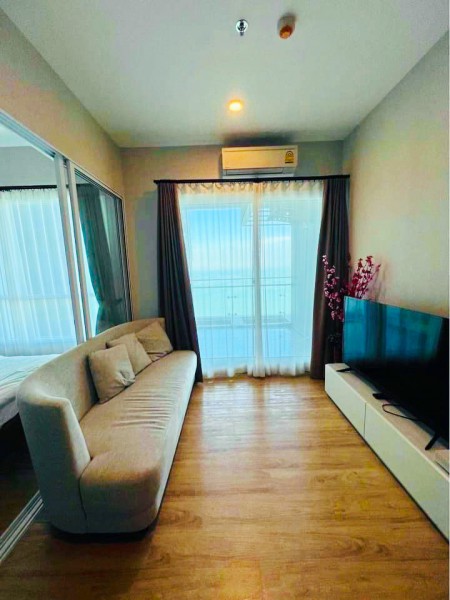 คอนโด The Zea ศรีราชา ห้องหรูวิวทะเลชั้น 20 ติดชายหาดบางพระ 1 นอน 1 น้ำ ใกล้สถานีรถไฟเขาพระบาท 1.3 กม. และเซ็นทรัล ศรีราชา 1.6 กม. พื้นที่ใช้สอย 35 ตร.ม. ตกแต่งครบพร้อมเฟอร์นิเจอร์ และเครื่องใช้ไฟฟ้า วิวทะเลและภูเขา พร้อมสิ่งอำนวยความสะดวกระดับพรีเมียม เหมาะสำหรับพักอาศัยริมทะเล ทางเข้า-ออกสะดวก ติดถนนใหญ่The Zea Sriracha is a luxurious fully furnished condo on the 20th floor offering stunning sea and mountain views. Located directly by Bang Phra Beach this unit features 1 bed and 