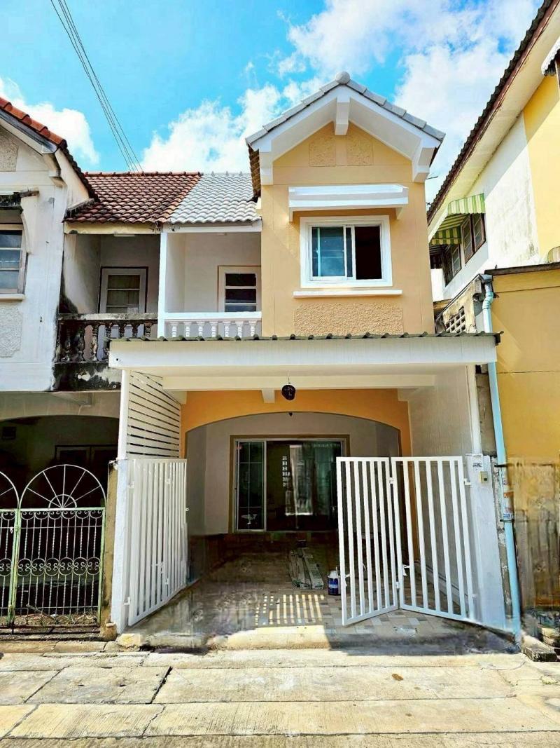 RealEstate 905-  65 บัวทองธานี WA81752ขายด่วน! ทาวน์เฮ้าส์ 2 ชั้น หมู่บ้านบัวทองธานี ทำเลดีต้นโครงการ ตกแต่งใหม่พร้อมอยู่ ใกล้ท่ารถตู้และรถไฟฟ้าที่ตั้ง : หมู่บ้านบัวทองธานี (ฝั่งตรงข้ามสมบัติบุรี) ถนนกาญจนาภิเษก ตำบลบางบัวทอง อำเภอบางบัวทอง จังหวัดนนทบุรี 11110เนื้อที่ดิน: 18 ตารางวารายละเอียดทรัพย์- ประเภท: ทาวน์เฮ้าส์ 2 ชั้น- ฟังก์ชัน: 2 ห้องนอน, 2 ห้องน้ำ, 1 ห้องครัว- ที่จอดรถ: 1 คัน- �