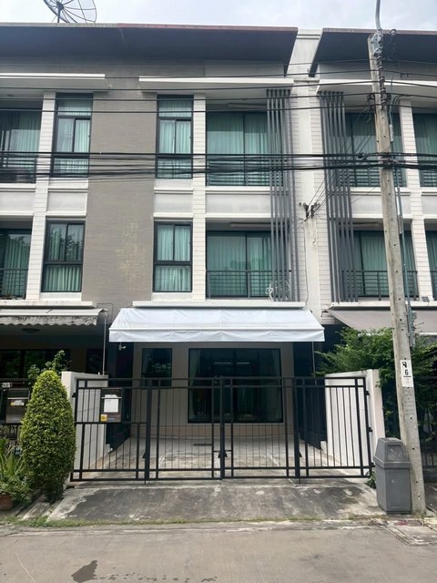 ให้เช่าทาวน์โฮม 3 ชั้น 3 ห้องนอน บ้านกลางเมืองพระราม 9 - รามคำแหง 39 ใกล้ทาวน์อินทาวน์ ใกล้เลียบด่วน *** ราคาเช่า 35,000 บาท/เดือน  ติดต่อ::  ชยา โทร/ID Line:: 0942823961   Link Line:: https://line.me/ti/p/3xFA1An8Kcรหัส# T26-1383 ทาวน์โฮม 3 ชั้น หมู่บ้านกลางเมืองพระราม 9-รามคำแหง 39๐ เนื้อที่ 20 ตารางวา ๐ พื้นที่ใช้สอย 149 ตารางเมตร๐ หน้ากว้าง 5.5 เมตร๐ 3 ห้องนอน 3 ห้องน้ำ๐ 2 จอดรถ ๐ ครัวบิ้วอิน แอร์ทั้งหลังทุกห้อง ห้องนอนใหญ่ Penthouse ชั้�