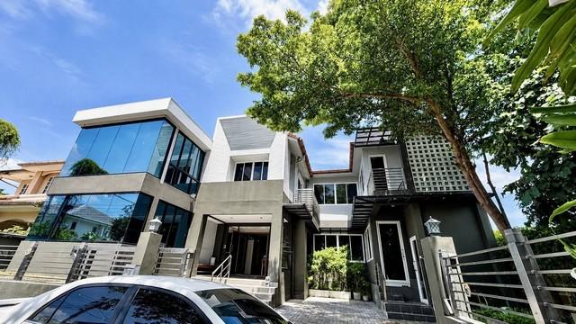 ขายบ้าน อาคารโฮมออฟฟิศ 2 ชั้น หมู่บ้านชัยพฤกษ์ รามอินทรา ถนนสุขาภิบาล 5ราคาขาย 9,980,000 บาทที่ตั้ง ถนนวัชรพล แขวงท่าแร้ง เขตบางเขน กรุงเทพมหานคร 10220ติดต่อ : คุณภัสพงณ์ 0634098164Line : deedaa24https://www.facebook.com/profile.php?id=61581484955548เนื้อที่ 87 ตารางวา พื้นที่ใช้สอย 501 ตารางเมตร จำนวน 2 ชั้น 5 ห้องนอน 4 ห้องน้ำ มี 2 ห้องโถงใหญ่ 4 ห้องอเนกประสงค์ 1 ห้องครัว จอดรถในบ้าน 2 คัน และหน้าบ้าน 2 คันจุดเด่นอาคารโฮมออฟฟิศพ