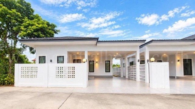 รหัสทรัพย์ : N1552บ้านเดี่ยว บ้านโจด ขอนแก่น บ้านมือหนึ่ง ทำเลศักยภาพที่ตั้ง&nbsp;:&nbsp;ถนนเลี่ยงเมืองขอนแก่น ตำบลบ้านเป็ด อำเภอเมืองขอนแก่น จังหวัดขอนแก่น 40000รายละเอียดทรัพย์- บ้านเดี่ยว ขนาดพื้นที่ 49.8 ตารางวา พื้นที่ใช้สอย 129 ตารางเมตร- 3 ห้องนอน, 2 ห้องน้ำ, 1 ห้องครัว- ปั๊มน้ำ+แท็งก์น้ำ 1 ชุด, ระบบป้องกันปลวกใต้อาคาร- เคาน์เตอร์ครัวและซิงก์- โรงจอดรถต่อหลังคา พร้อมปูกระเ�