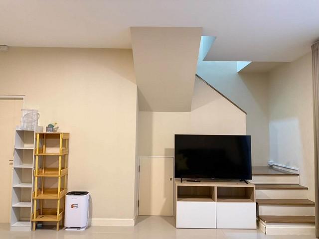 ให้เช่าทาวน์โฮม 2 ชั้น โครงการ Pleno บางนา-วงแหวน เลียบมอเตอร์เวย์ ใกล้เมกะบางนา เฟอร์นิเจอร์ครบ ( เลี้ยงสัตว์ได้ )ราคาเช่า 24,000 บาท / เดือน  ที่ตั้ง ถนนเลียบวงแหวนกาญจนาภิเษก ตำบลบางพลีใหญ่ อำเภอบางพลี จังหวัดสมุทรปราการ 10540ติดต่อ : คุณภัสพงณ์ 0634098164  Line : deedaa24  https://www.facebook.com/profile.php?id=61581484955548  พื้นที่ใช้สอย 70 ตารางเมตร จำนวน 2 ชั้น 2 ห้องนอน 2 ห้องน้ำ ที่จอดรถ 2 คัน (ในบ้าน 1 คัน / หน้าบ้าน 1 คัน)เ�