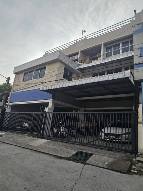 ขายโฮมออฟฟิศ 3 ชั้น ซอยบางนา-ตราด 21 ทะลุอุดมสุข 56 ได้ ใกล้เซ็นทรัลบางนาราคาขาย 11,900,000 บาทที่ตั้ง ถนนบางนา-ตราด ซอยบางนา-ตราด 21 แยก 29 (อุดมสุข 56) แขวงบางนา เขตพระโขนง กรุงเทพมหานครติดต่อ : คุณภัสพงณ์ 0634098164Line : binkem22https://www.facebook.com/profile.php?id=61581484955548เนื้อที่ 50 ตารางวา พื้นที่ใช้สอย 580 ตารางเมตร จำนวน 3 ชั้น 6 ห้องนอน 6 ห้องน้ำ จอดรถ 4 คันดาดฟ้ามีพื้นที่ 100 ตารางเมตรสามารถติดตั้งลิฟท์ และโซล่าเซลล�