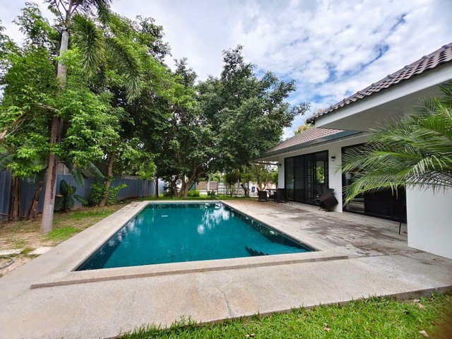 #โซนน้ำแพร่ #หางดง ลดราคาขาย 5.8 ล้าน 196 ตรว. Pool Villa หรู บ้านสวย บรรยากาศเงียบสงบ สวนกว้าง พร้อมสระว่ายน้ำและพื้นที่ใช้สอยขนาดใหญ่ เหมาะสำหรับอยู่อาศัยเอง บ้านพักตากอากาศ หรือการลงทุนด้านอสังหาริมทรัพย์รายละเอียดบ้านที่ดินขนาดใหญ่ประมาณ 196 ตร.ว.พื้นที่ใช้สอยภายในประมาณ 259.4 ตร.ม. (ไม่รวมโรงจอดรถและสระว่ายน้ำ)3 ห้องนอนขนาดกว้าง3 ห้องน้ำห้องนั่งเล่นขนาดใหญ่ พร้อมปร