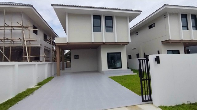 #โซนหนองจ๊อม – #สันทราย ราคาพิเศษเพียง 2.99 ล้าน บ้านสร้างใหม่สไตล์ Modern Contemporary มีพื้นที่รอบบ้าน พร้อมจัดสวนได้ตามต้องการ เดินทางสะดวก ใกล้แหล่งชุมชน ร้านอาหาร มหาวิทยาลัย และห้างสรรพสินค้ารายละเอียดบ้านที่ดิน 56 ตร.วาพื้นที่ใช้สอยในตัวบ้านประมาณ 136 ตร.ม.3 ห้องนอน | 3 ห้องน้ำ1 ห้องครัว1 ห้องรับแขกราคาพิเศษสำหรับแปลง P2 เท่านั้น! ขนาด 56 ตร.วา เปิดราคาพิเศษเพียง 2.99 ล้านบาท เ�