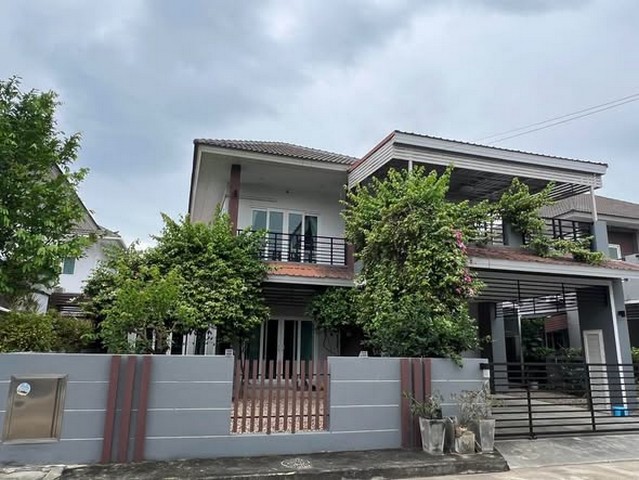 ให้เช่า 35,000 บาท/เดือน ขาย 5.5 ล้าน #แสนสราญ Mod Chic #หางดง บ้านเดี่ยว 2 ชั้น หลังใหญ่ #เฟอร์นิเจอร์ครบ บรรยากาศเงียบสงบ ใกล้เมือง เดินทางสะดวก #น้ำไม่ท่วมรายละเอียดบ้านที่ดิน 68 ตร.ว.พื้นที่ใช้สอย 300 ตร.ม.5 ห้องนอน | 3 ห้องน้ำห้องนอนชั้นบน 1 ห้อง ปัจจุบันปรับเป็นห้องทำงานระเบียงชั้นบนขนาดใหญ่ มีหลังคา นั่งรับลมได้สบายโรงจอดรถในร่มสวนหน้าบ้านประตูรั้วรีโมทฟังก์ชันภายในบ้�